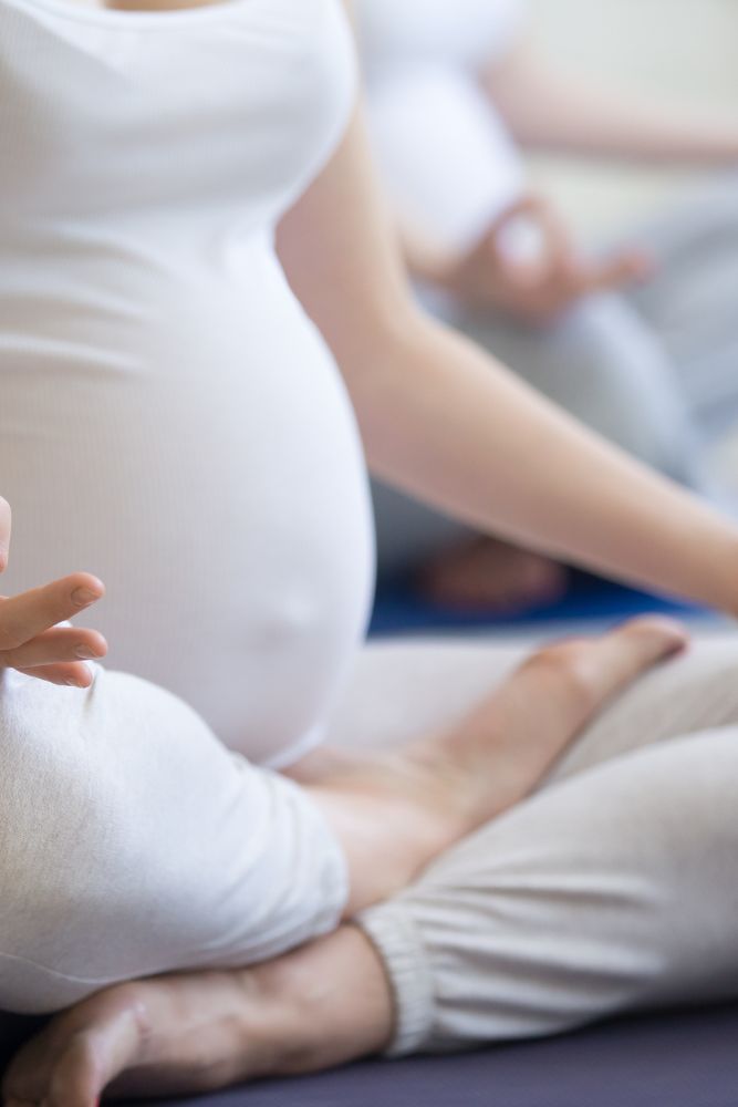 Schwangere Frau beim Meditieren und Yoga